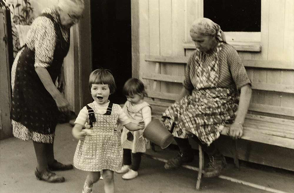Franziska Schenk mit ihren Enkelinnen Petra und Marianne und Maria Schlösser (1961)
