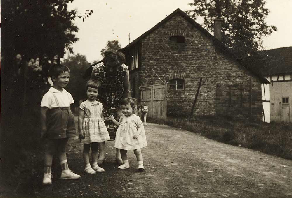 Maria Schenk mit ihren Kindern Karl-Josef, Petra, Regina