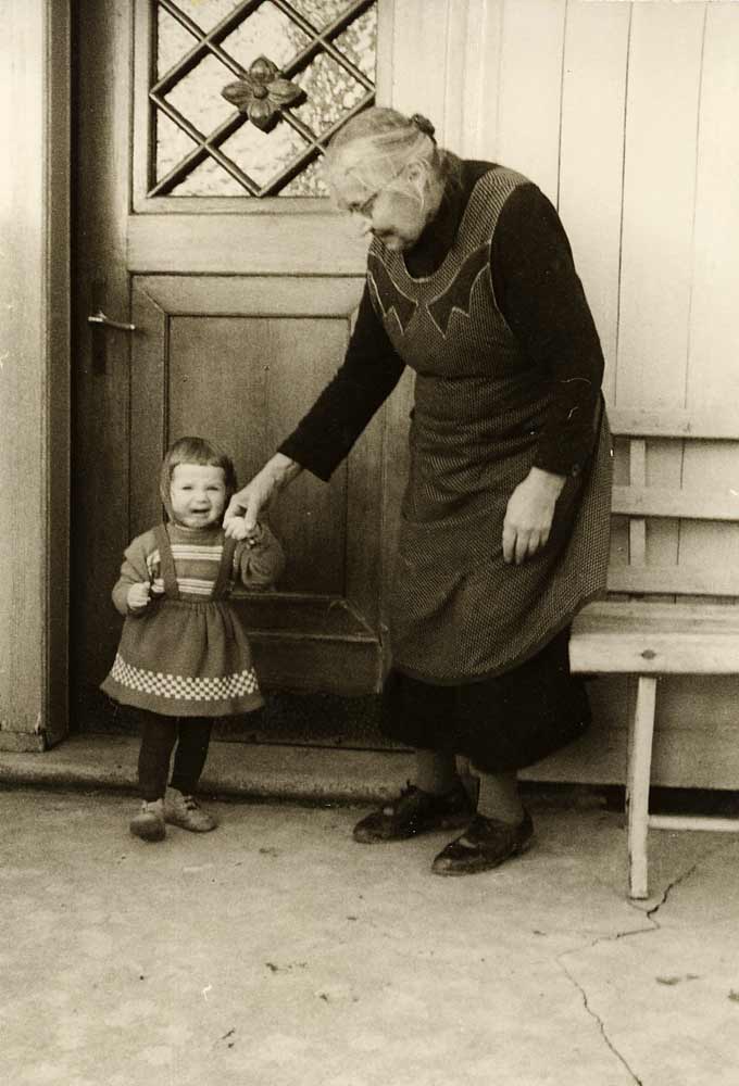 Franziska Schenk (Schwiegermutter von Maria Schenk) mit ihrer Enkelin Petra, 1960