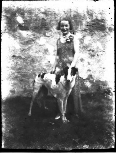 Weidenbusch Nr. 8 in Brackemich - Tilly Günther mit Hund im Garten