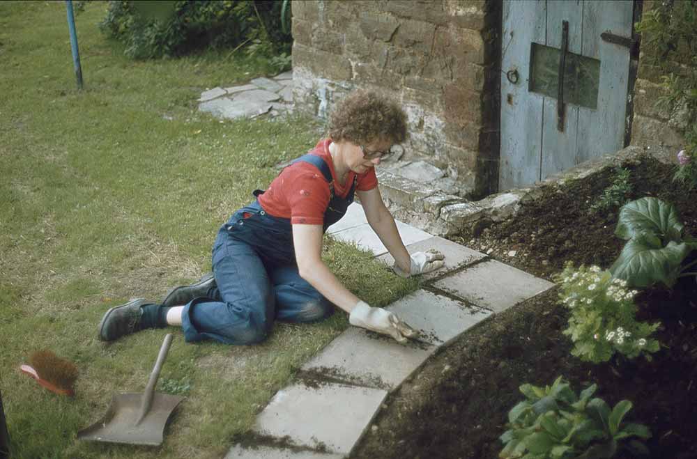 Weidenbusch Nr. 8 in Brackemich - Marita Schröder bei der Gartenarbeit