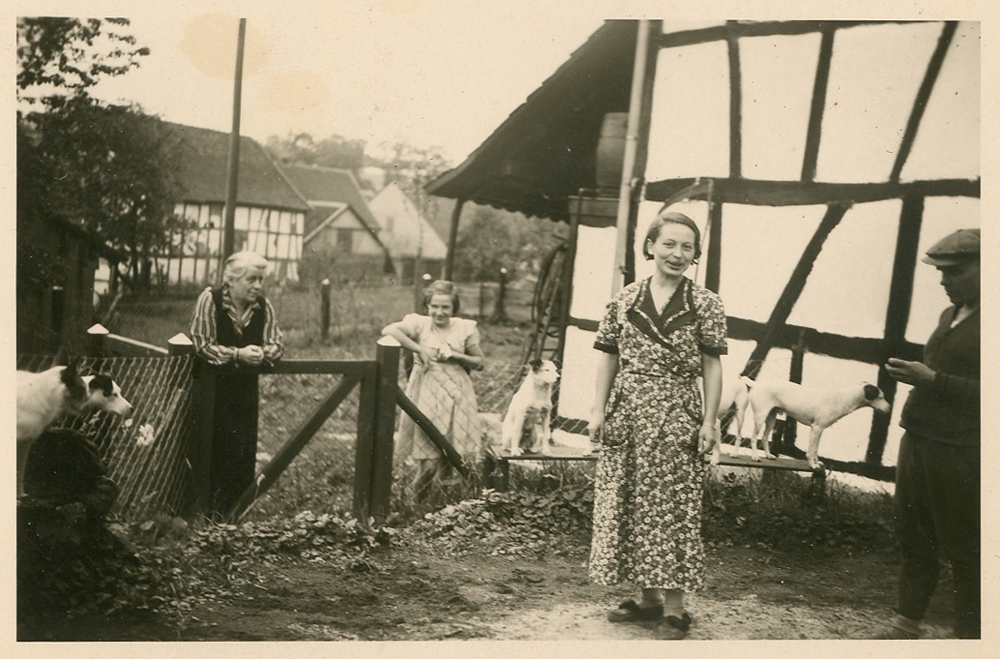 Weidenbusch Nr. 8 in Brackemich - Tilly Günter mit Nachbarn (1940er)