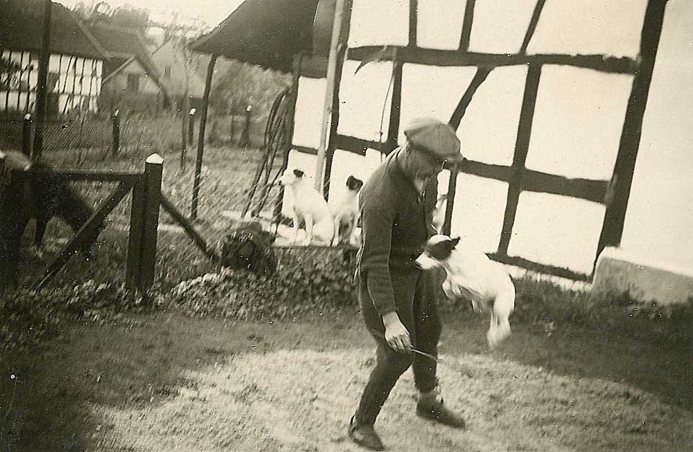 Willi Günther trainiert seine Hunde neben dem Haus.