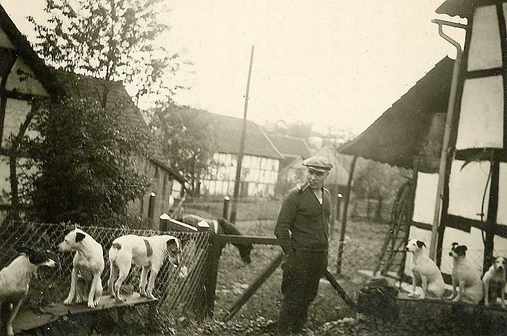 Willi Günther trainiert seine Hunde neben dem Haus.