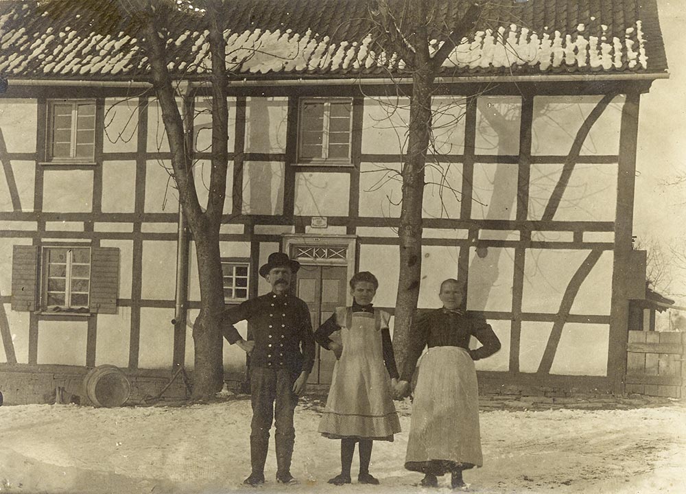 Anna Müller zwischen ihren Eltern, Anfang 20. Jahrhundert